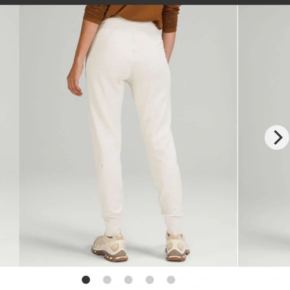 Lululemon Engineered Warmth Jogger. Size: 8 - Picture 3 of 17